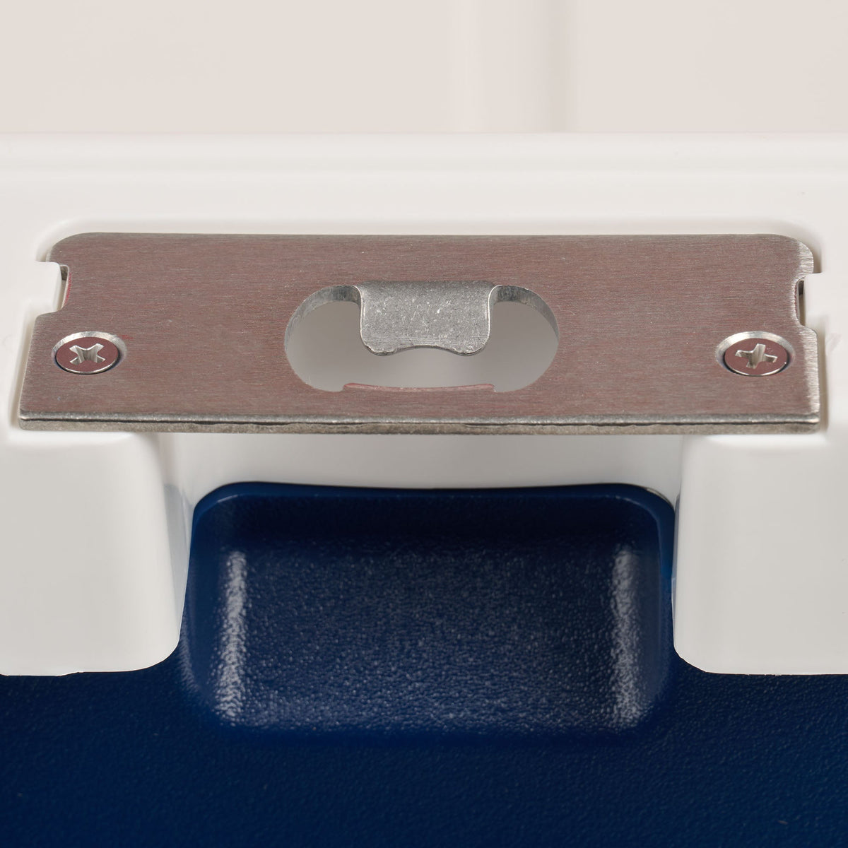 trailmate-75-qt-roller-cooler-r1 00035111-BO.jpg